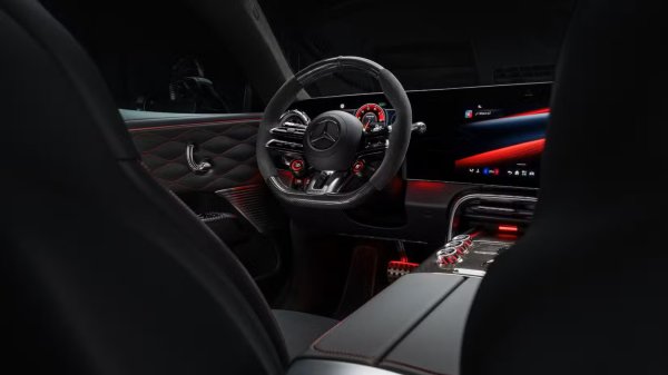Mercedes използва технологията за завиващи задни колела още от премиерата на бруталния Mercedes-AMG GT R през 2018 г. Тази система перфектно показва възможностите на електронното управление по жица (steer-by-wire). Тъй като воланът няма механична връзка с колелата, инженерите могат да го програмират за всякакви луди неща &ndash; включително да въртят задната ос за много по-малък радиус на завой.

При новия AMG GT 4-Door Coupe задните колела завиват в посока, обратна на предните при ниска скорост, и паралелно с тях при темпо над 80 км/ч. Това осигурява супер лесно маневриране по тесните паркинги и светкавично сменяне на лентите по магистралата, наподобяващо движението настрани в компютърна игра. 
